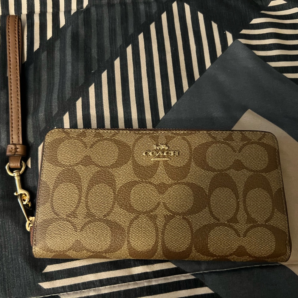 COPY - Coach Wristletwallet